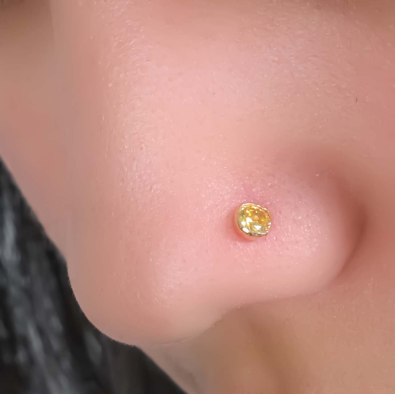 Sleek Gold Polish Nose Pin with Round Stone