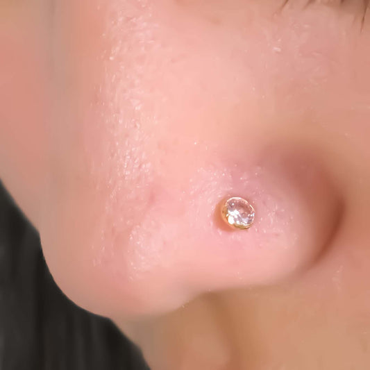 Gold Polish Nosepin with Simple, Elegant Style