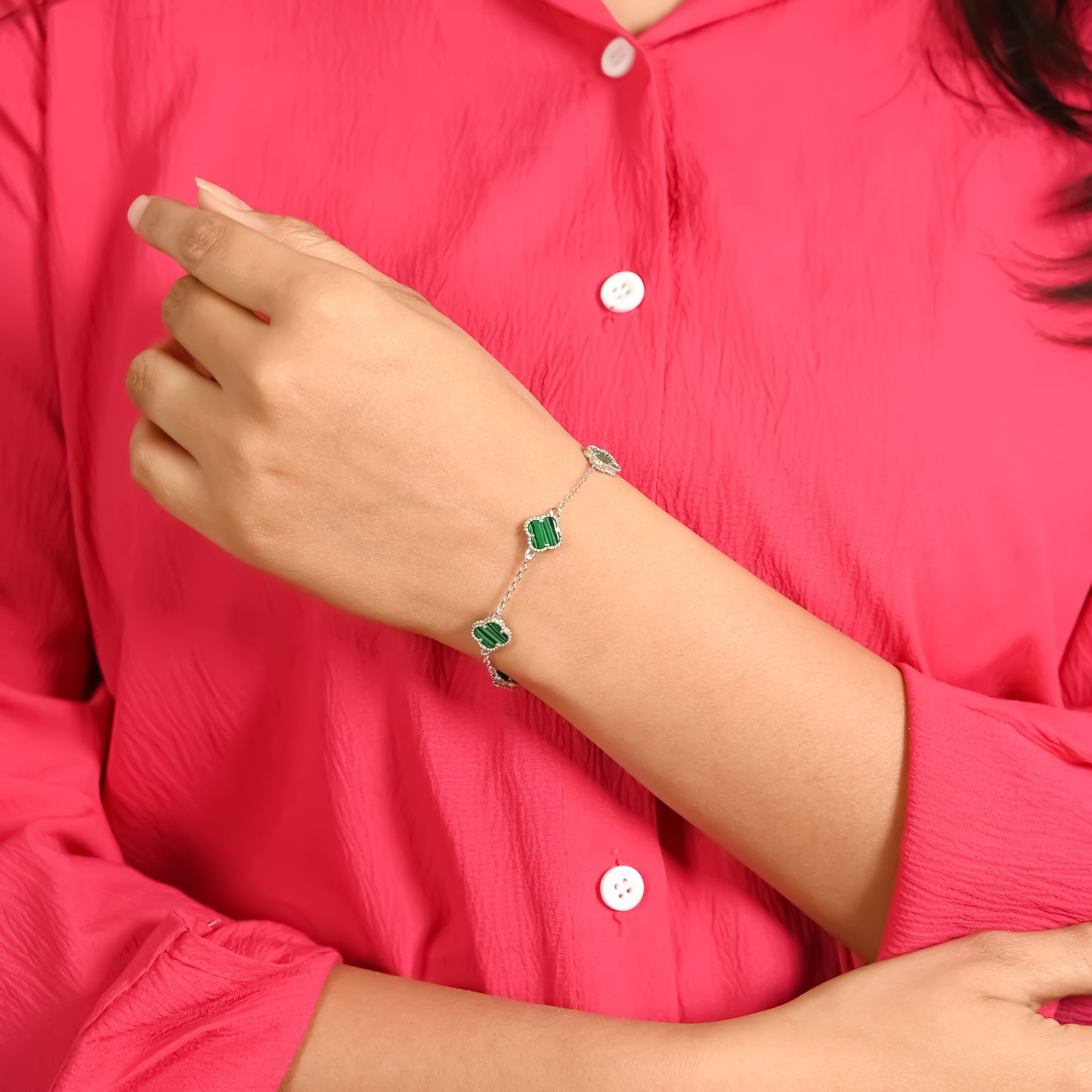 Stylish Silver Bracelet with Green Flower Bud Embellishment