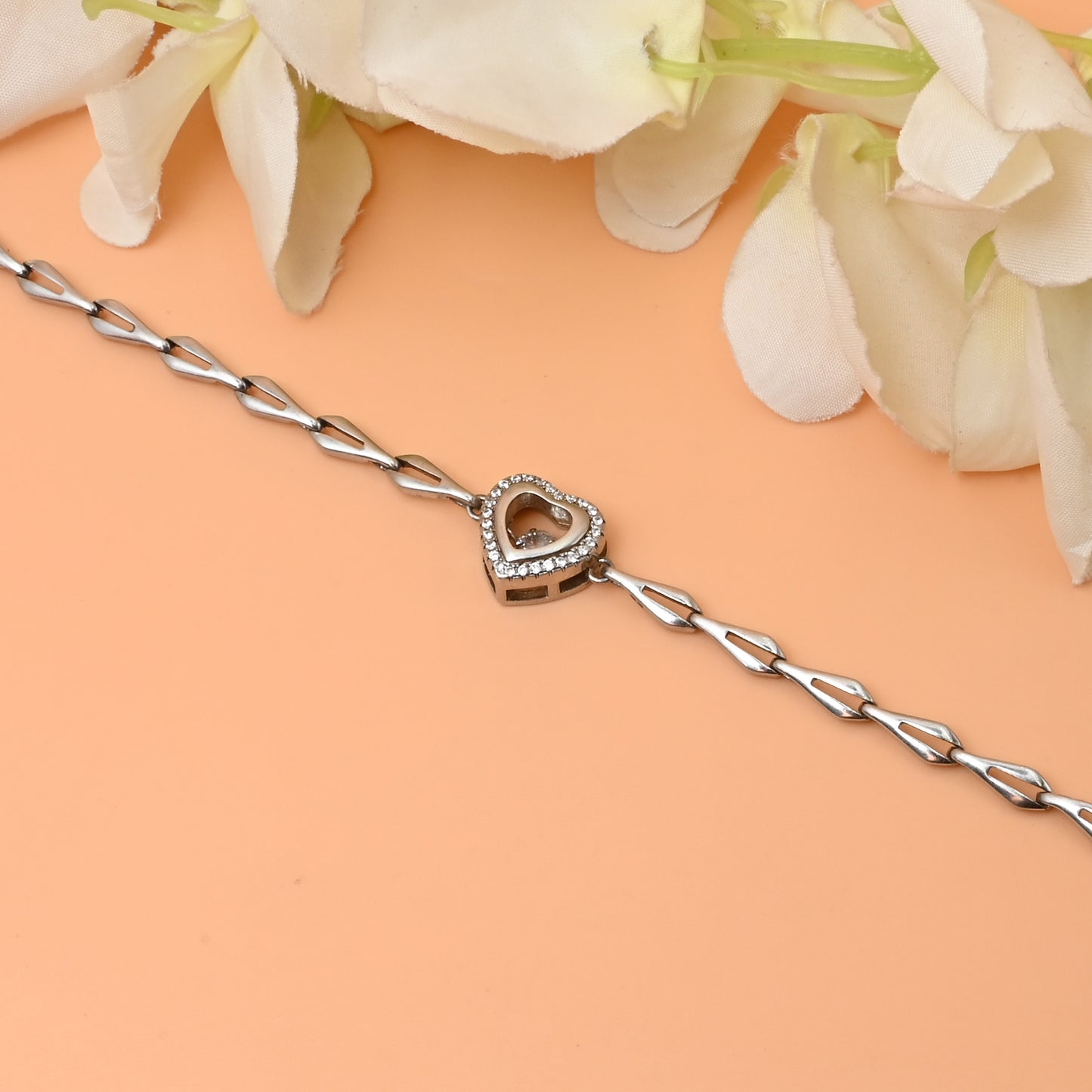 Fashionable Silver Bracelet for Girls – Heart-Shaped Centerpiece