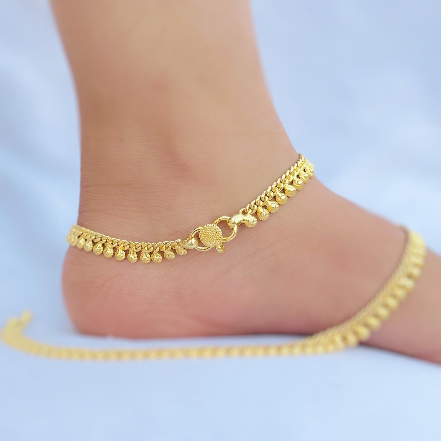 Silver anklet with gold-plated details for a sophisticated and decent style.