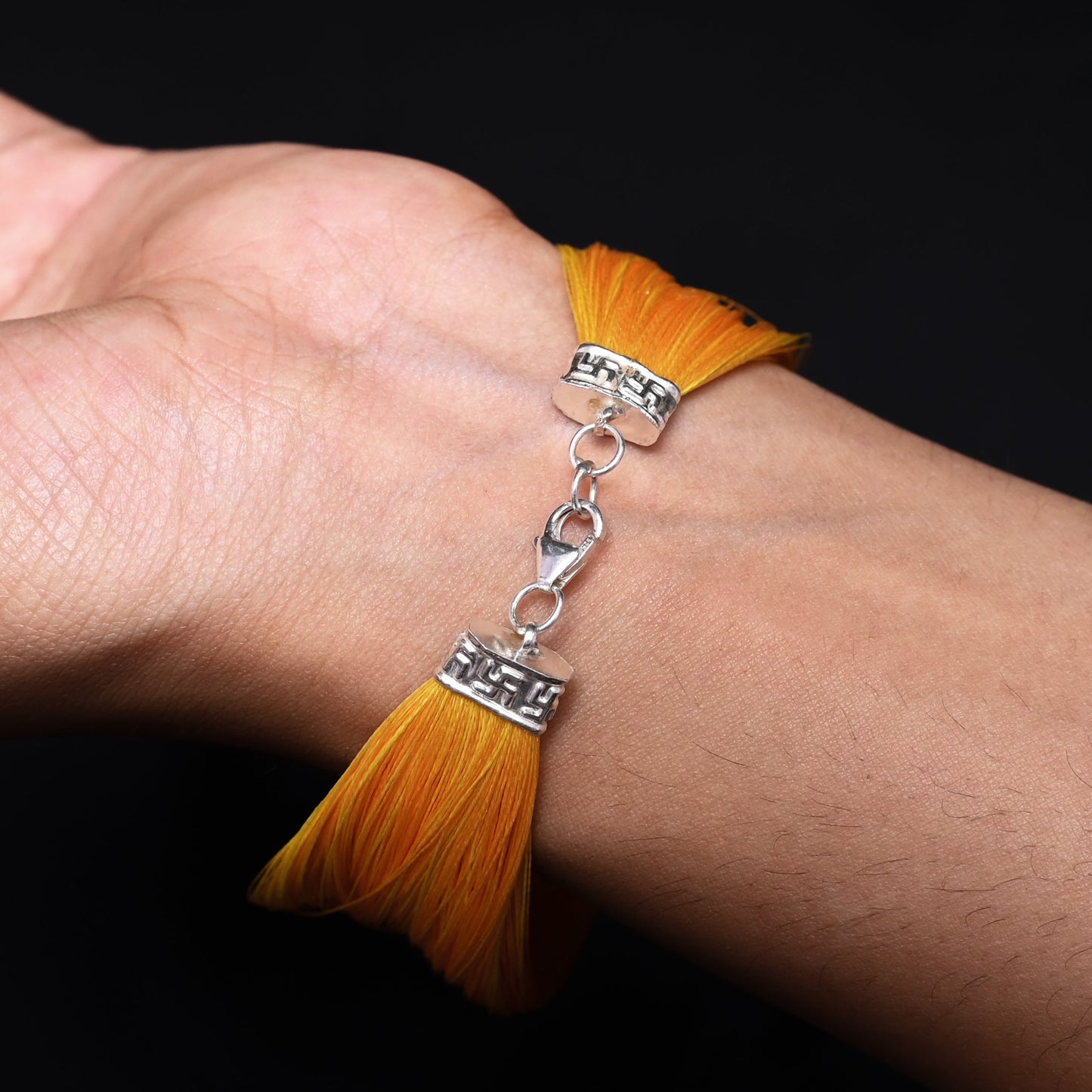 Timeless silver moli with a bold yellow thread, offering a fresh and stylish appearance