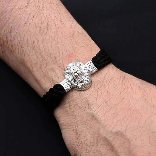 Chic sterling silver moli bracelet with a detailed lion face, perfect for a strong, masculine style