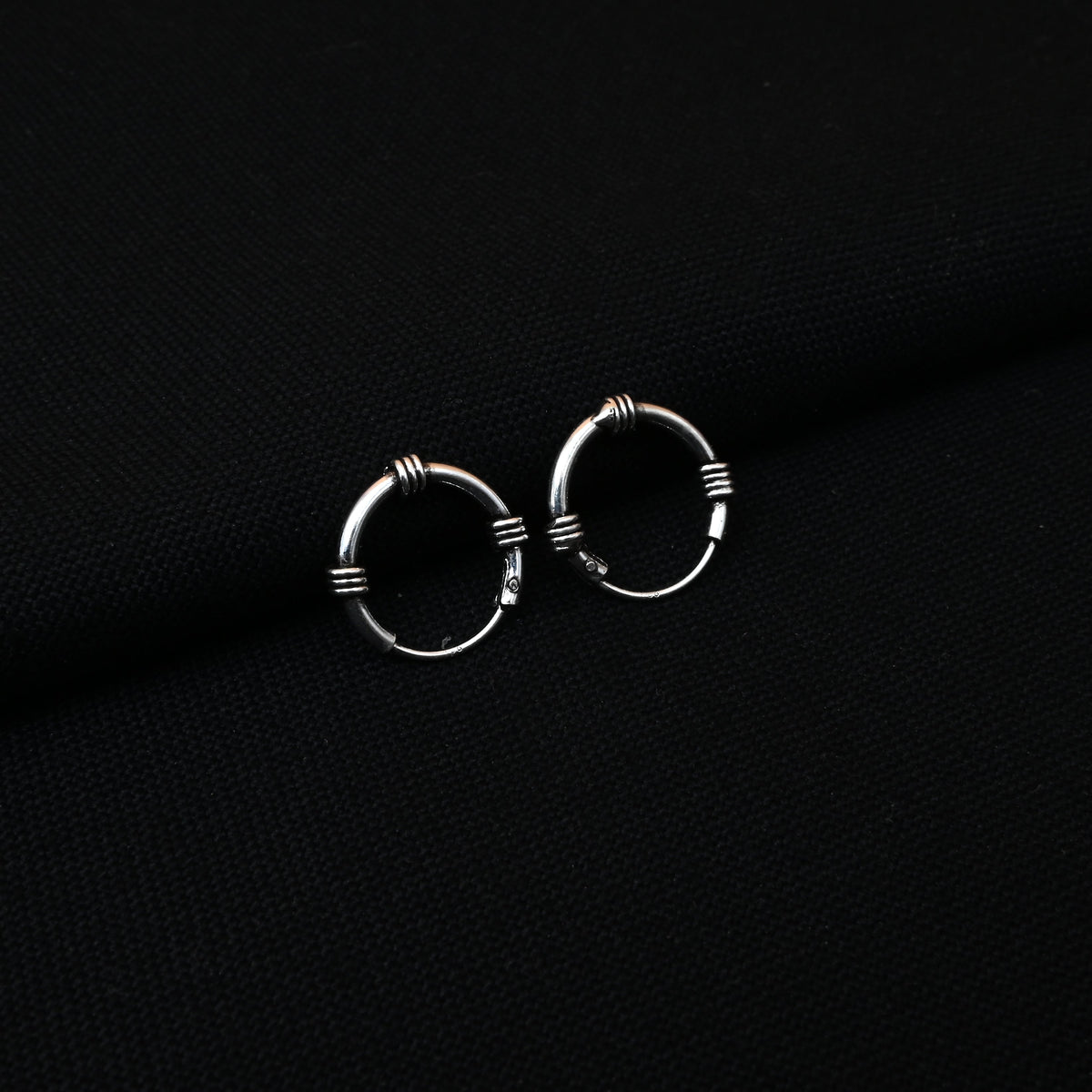 Trendy unisex silver bali earrings with sleek design