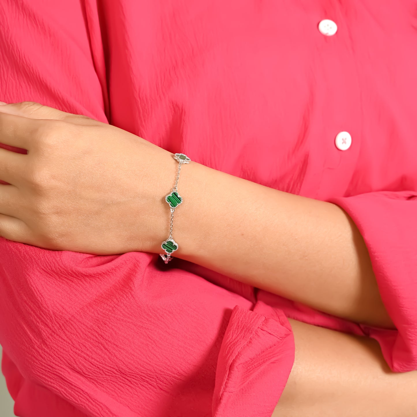 Stylish Silver Bracelet with Green Flower Bud Embellishment