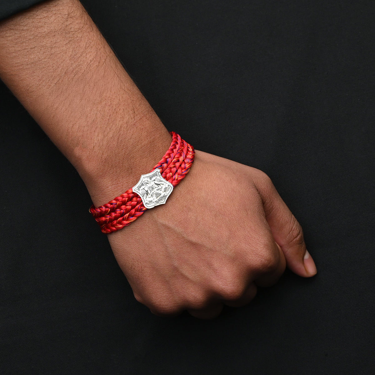 Silver dhaga moli with royal traditional egal centerpiece design