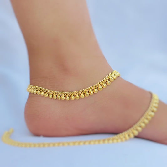 Elegant silver anklet featuring gold-plated accents for a refined appeal.